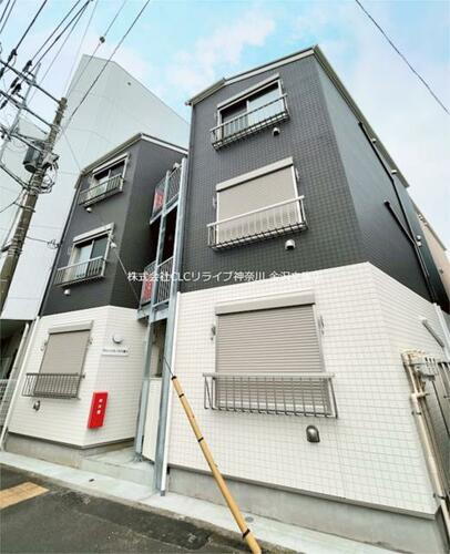 神奈川県横浜市金沢区六浦４丁目 3階建