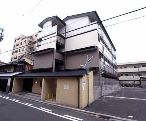 京都府京都市中京区釜座通竹屋町下る亀屋町 4階建