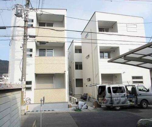 京都府京都市山科区四ノ宮鎌手町 3階建