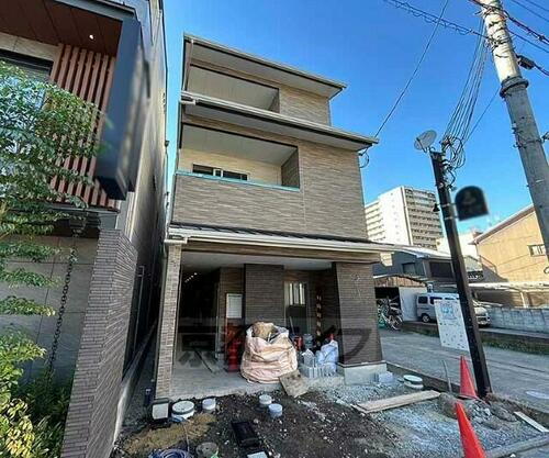 京都府京都市下京区西洞院通五条下る小柳町  3階建