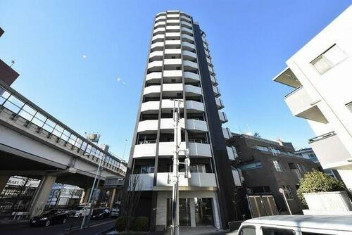 東京都港区南青山６丁目 14階建