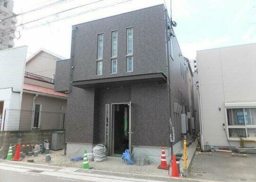 福岡県福岡市東区箱崎２丁目 2階建