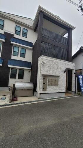 大阪府豊中市原田元町２丁目 3階建
