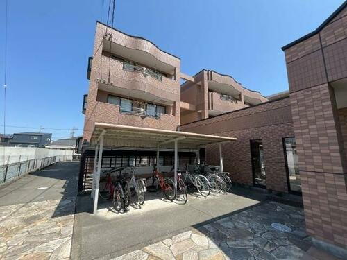 ワイズ・コンドミニアム 3階建