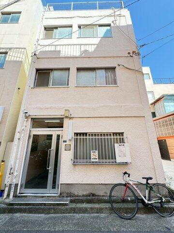 兵庫県神戸市中央区東川崎町７丁目 3階建