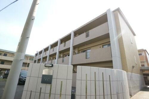 ファミール・園田 3階建