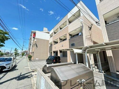 大阪府堺市西区浜寺諏訪森町西３丁 3階建