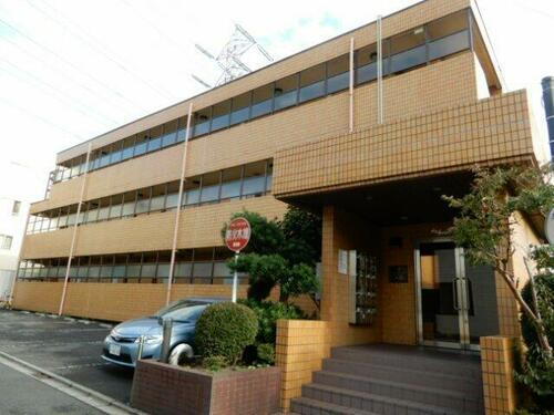東京都世田谷区成城６丁目 3階建