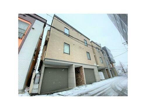 北海道札幌市中央区南十三条西１１丁目 3階建