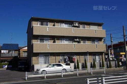 メゾン　エスターブレ 3階建