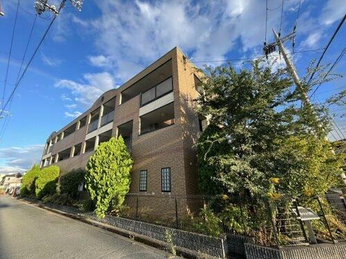 グリーンコート西田 3階建