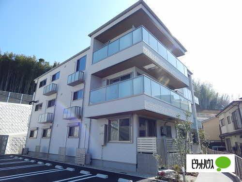 シャーメゾン　オルテンシア 3階建
