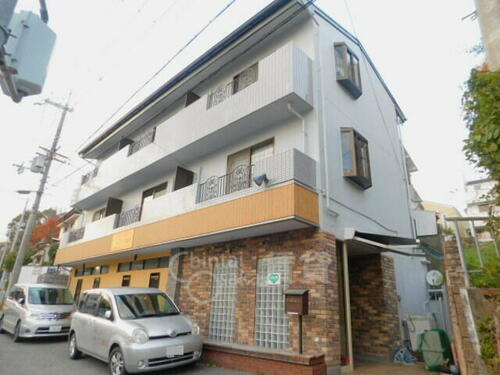 パイン箕面 3階建