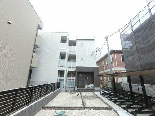 千葉県船橋市南本町 3階建