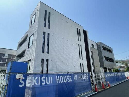大阪府箕面市百楽荘１丁目 3階建