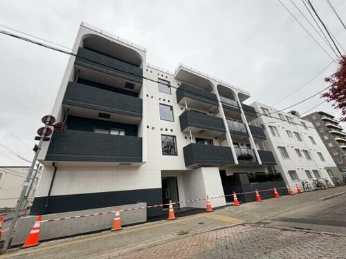 北海道札幌市豊平区月寒中央通３丁目  4階建