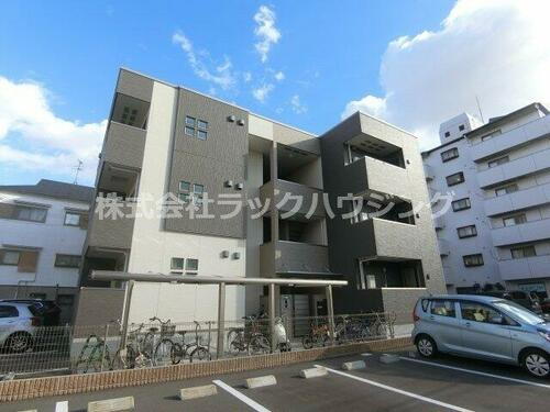 大阪府大東市諸福３丁目 築4年10ヶ月 3階建