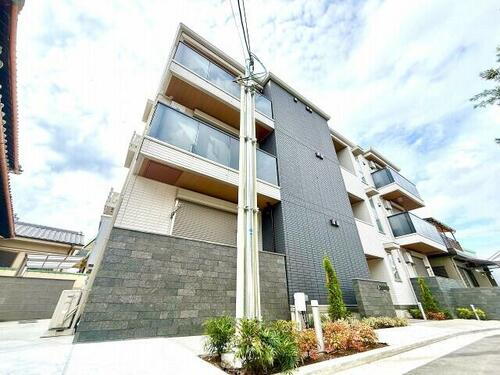 大阪府堺市西区鳳西町３丁  3階建