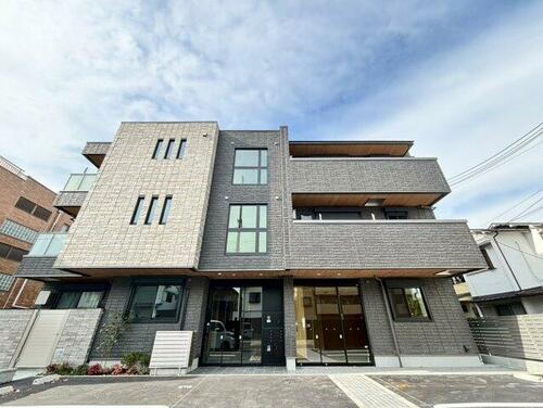 大阪府堺市西区浜寺昭和町２丁  3階建