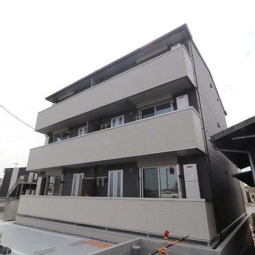 フリージアＡ棟 3階建
