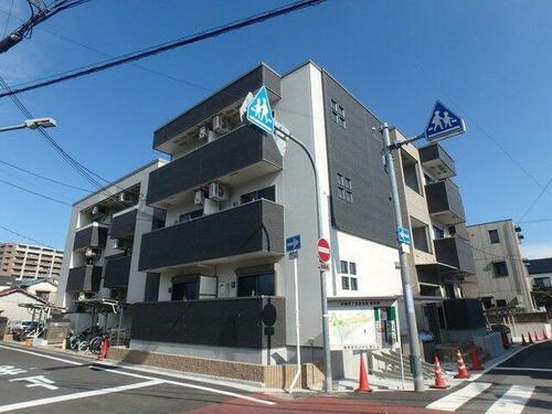 大阪府池田市石橋４丁目 3階建