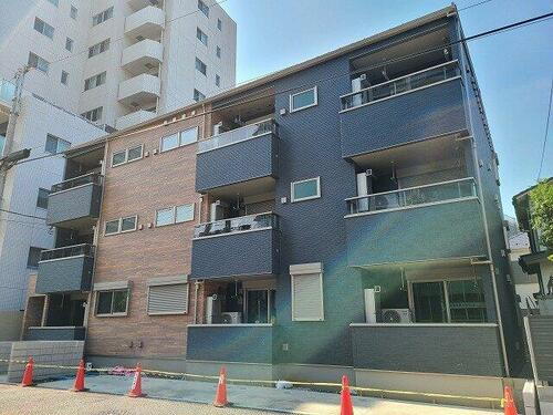 埼玉県川口市金山町 3階建 