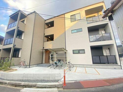 大阪府茨木市中穂積２丁目 3階建