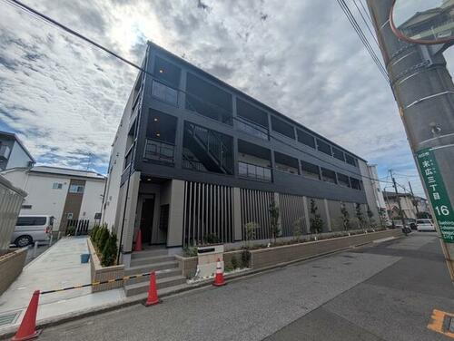 埼玉県川口市末広３丁目  3階建