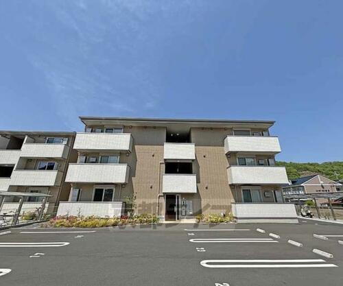 京都府南丹市園部町小山東町 築1年6ヶ月 3階建