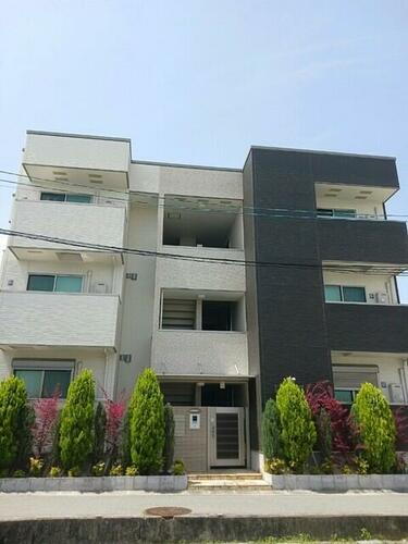 兵庫県宝塚市鹿塩２丁目 築8年11ヶ月 3階建