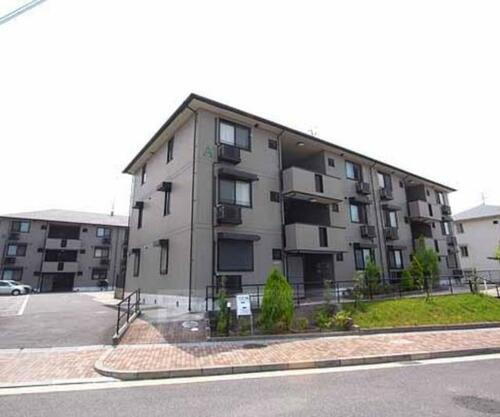 リビングタウン木津南 3階建