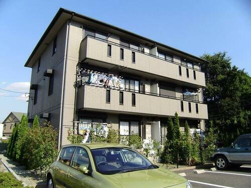 ロイヤルタウン高森Ｃ 3階建