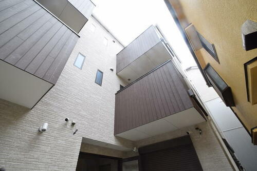 アドニス東池袋 3階建