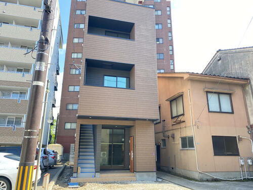 富山県富山市石倉町 3階建