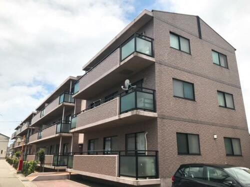 セントラルメゾン ３階建てのマンションです。