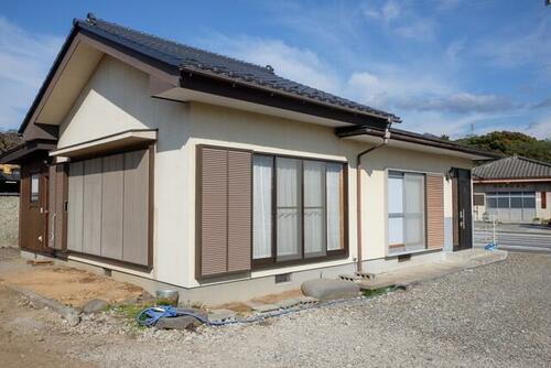 山梨県韮崎市中田町小田川 平屋建て