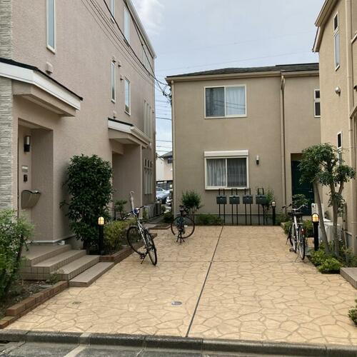 ソレ－ユ 3階建
