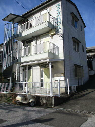 高知県高知市朝倉戊 3階建