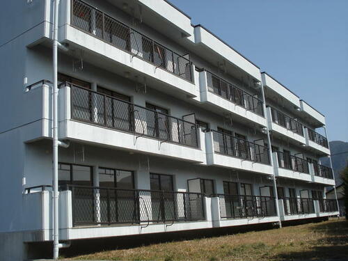 山梨県甲州市塩山下於曽 3階建 築32年9ヶ月