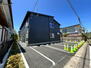 軽井沢駅近　広々とした新築アパート　Ｃａｓａ　Ｋ 黒を基調としたシックな外観です。各部屋１台分の駐車場があります。