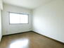 ハイマート穂積Ⅱ 白い壁とダークブラウンの床のコントラストで落ち着いた雰囲気の洋室です