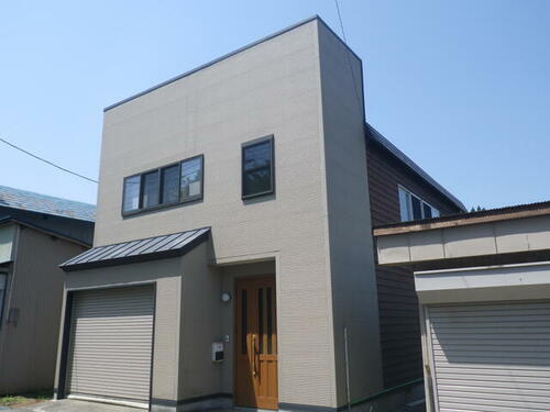 秋田県北秋田市三里字屋布岱 2階建