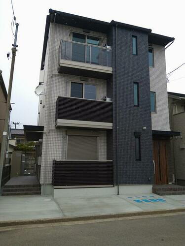 福島県福島市松木町 築1年12ヶ月 3階建