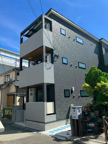 兵庫県尼崎市東本町３丁目 3階建