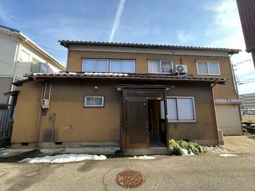 富山県高岡市戸出町３丁目 2階建