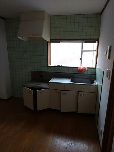 島根県益田市染羽町 築41年12ヶ月 2階建