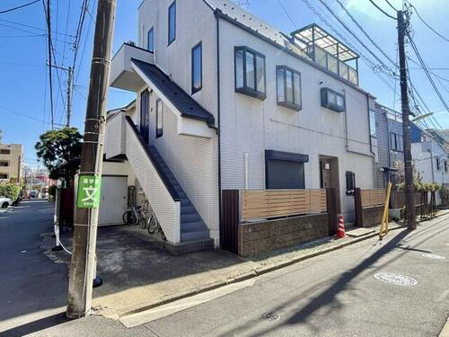 下馬１丁目一戸建ての１階部分 3階建