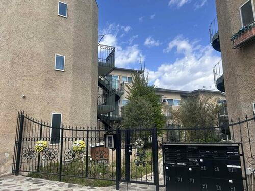 東京都八王子市川口町 3階建