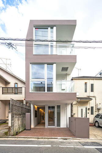 グランクルール広尾 地上3階地下1階建