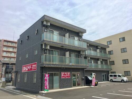 ボンヌ　ジュルネ 3階建